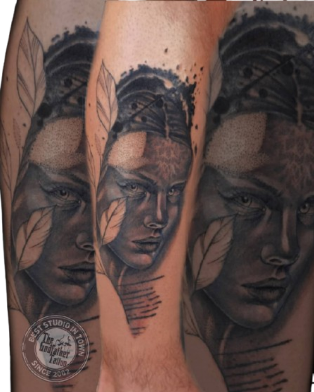 Retrato femenino con hojas decorativas